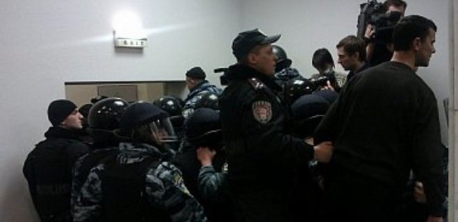 В окружном админсуде Киева произошла драка милиции с неизвестными - Фото