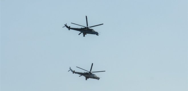 Украинские военные отогнали два российских вертолета - Фото