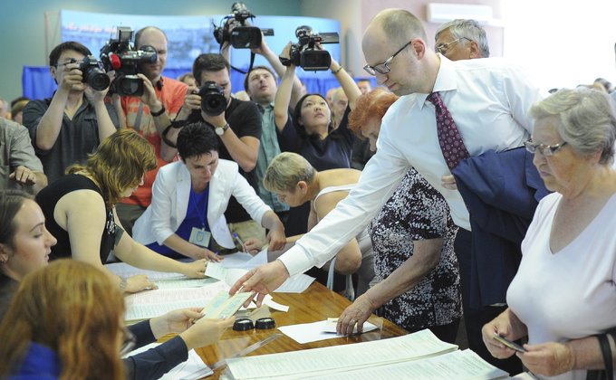 Как голосовали кандидаты, Яценюк и Турчинов: фоторепортаж