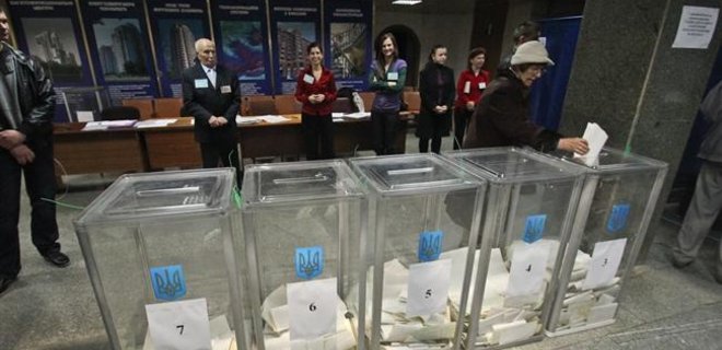 В Украине начались внеочередные выборы президента Украины - Фото