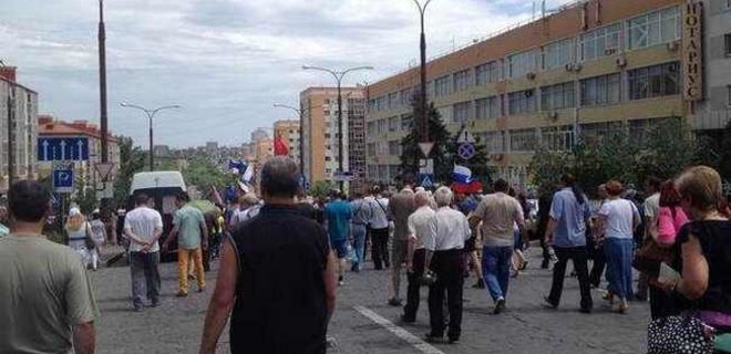 Сепаратисты в Донецке провели митинг и идут к резиденции Ахметова - Фото