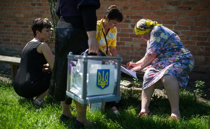 Как украинцы выбирали президента: фоторепортаж с участков
