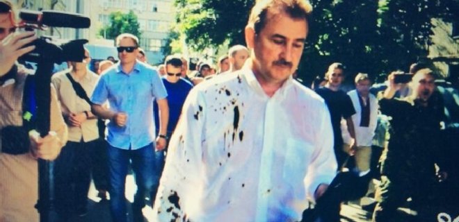 Возле Печерского суда экс-главу КГГА Попова облили водой и йодом - Фото