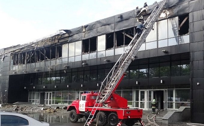 Дворец спорта в Донецке серьезно пострадал от пожара: фото