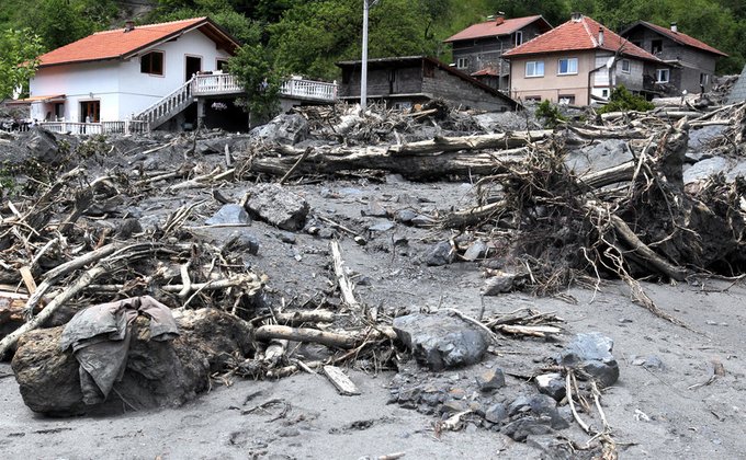 Сильные дожди в Европе и на Балканах смыли дороги