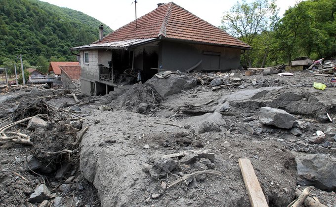 Сильные дожди в Европе и на Балканах смыли дороги