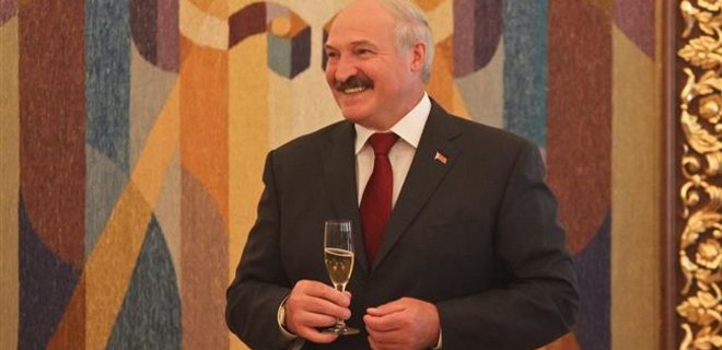 Лукашенко поздравил Порошенко с избранием на должность президента - Фото