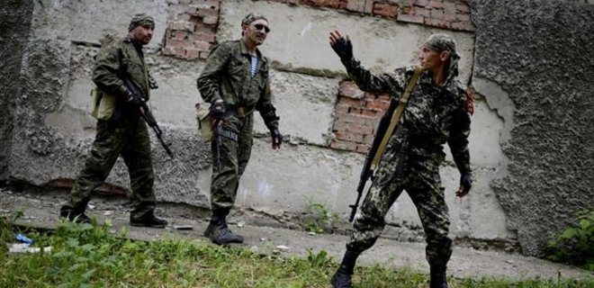 В Луганске террористы атаковали воинскую часть, идет бой - Фото