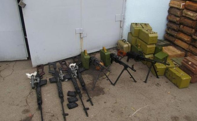 В Луганской области задержали 13 человек и машины с оружием