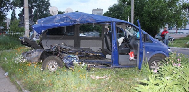 В Киевской области столкнулись поезд и микроавтобус, трое погибли - Фото