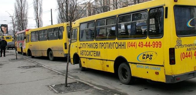 В Днепропетровске на стоянке сгорело 18 маршрутных такси - Фото