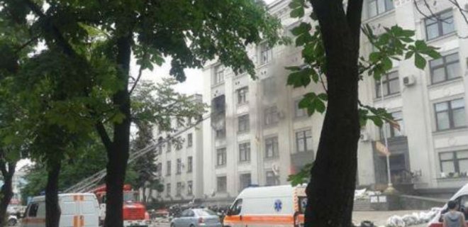В здание Луганской обладминистрации попал неизвестный снаряд - Фото