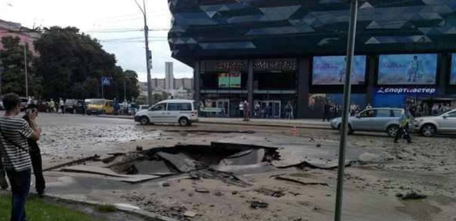 В Киеве возле торгового центра Ocean Plaza провалился асфальт - Фото