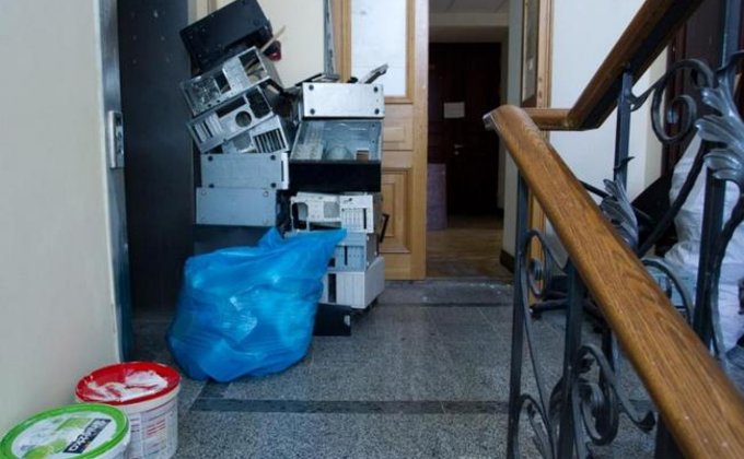 Новое место работы Кличко: разбитые стены и мебель (фото из КГГА)