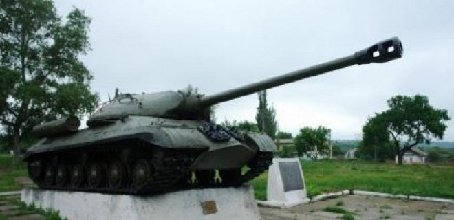В Донецкой области террористы похитили танк с постамента - Фото