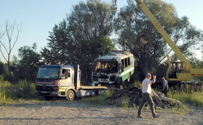 В Хмельницком автобус упал в реку: один погибший, 30 пострадавших