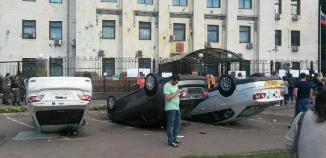 Протестующие перевернули автомобили у посольства РФ в Киеве - Фото