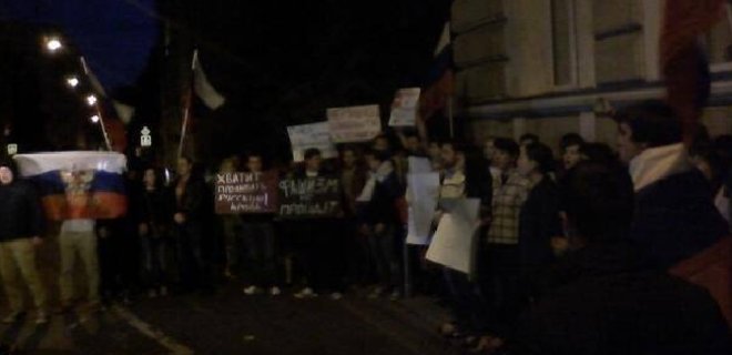 Протестующие требуют от России убрать посольство из Киева - Фото