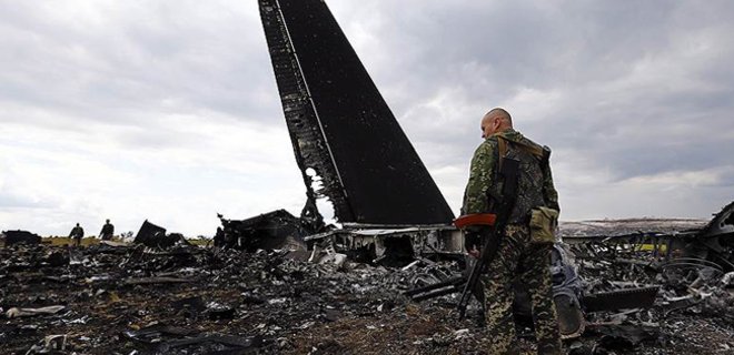 Террористы передали украинским военным тела десантников с ИЛ-76 - Фото