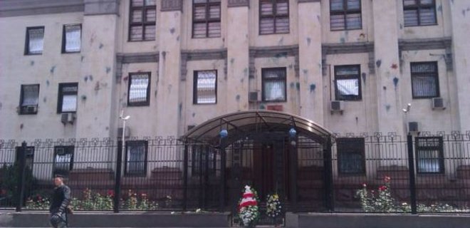К посольствам России в рамках флешмоба приносят похоронные венки - Фото