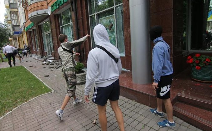 Как в Киеве громили витрину отделения Сбербанка России