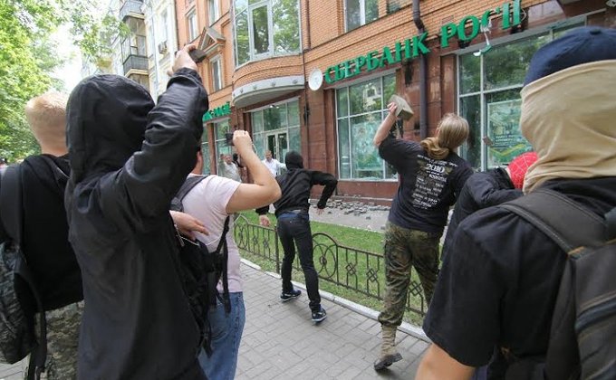 Как в Киеве громили витрину отделения Сбербанка России