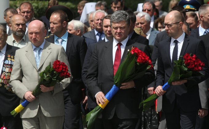 Порошенко, Яценюк и другие у памятника Неизвестному солдату: фото
