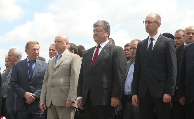 Порошенко, Яценюк и другие у памятника Неизвестному солдату: фото