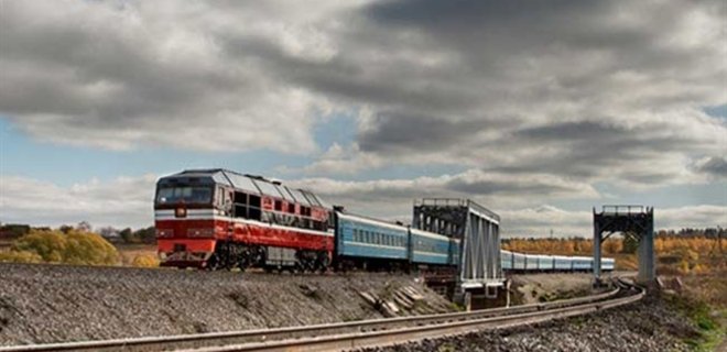 В Донецкой области неизвестные взорвали железнодорожные пути - Фото