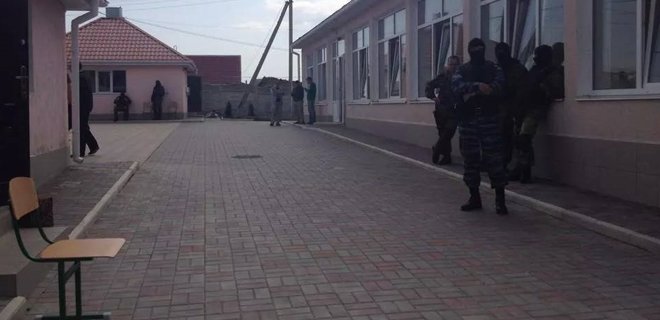 В Крыму российские спецслужбы обыскали здание исламской школы - Фото