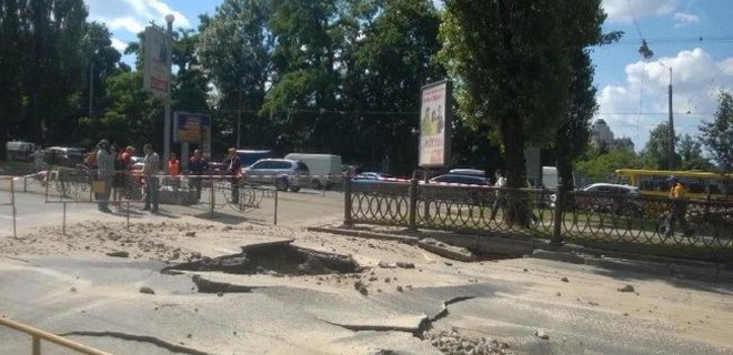 В центре Киева прорвало трубу и провалился асфальт  - Фото