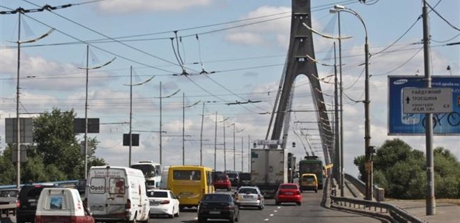 На выходных в Киеве ограничат движение транспорта по двум мостам - Фото