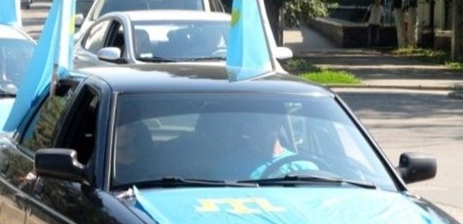 В Крыму неизвестные напали на машины с флагами крымских татар - Фото