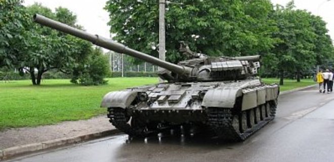 В Луганской области танки прячут во дворах жилых домов - Фото