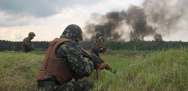 Украинские десантники захватили арсенал оружия террористов  - Фото