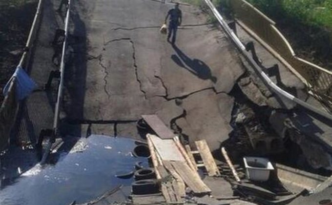 Взорванный мост через Северский Донец: фото последствий