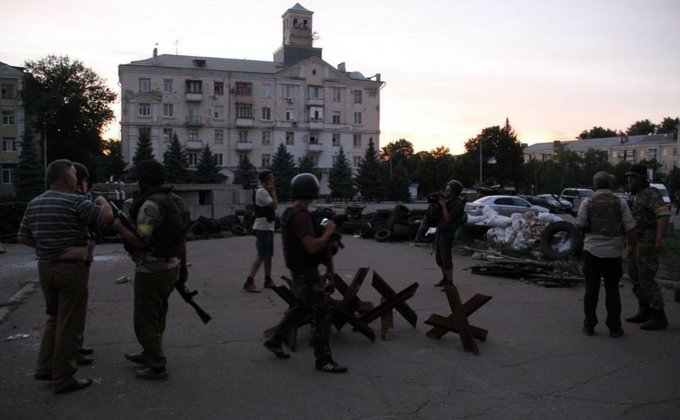 В Славянске вывешивают флаги Украины, жители приветствуют военных