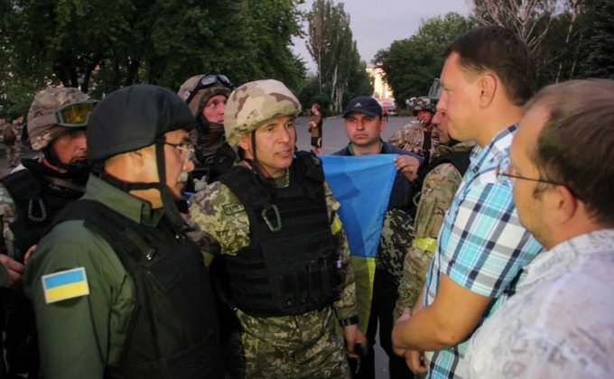 В Славянске вывешивают флаги Украины, жители приветствуют военных