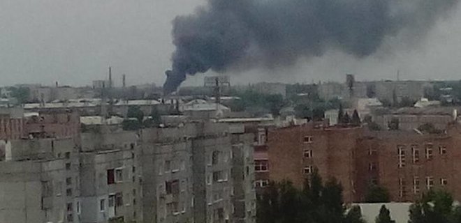 В Луганске звучат взрывы и выстрелы, горожан просят сидеть дома - Фото