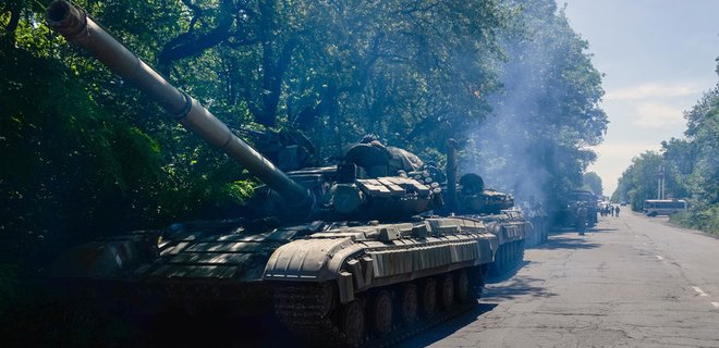 Террористы используют в Луганске танки под украинскими флагами - Фото