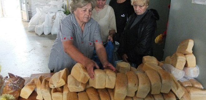 Жители Донбасса получили пенсии и 25 тонн гуманитарной помощи - Фото