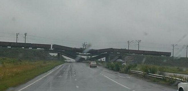Взорван ж/д мост над дорогой Славянск - Донецк - Мариуполь - Фото
