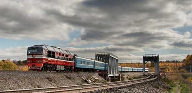 В Луганской области взрывом поврежден железнодорожный мост  - Фото