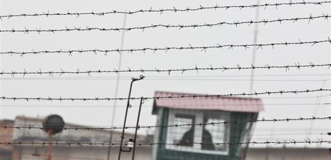 Восемь заключенных сбежали из колонии на Луганщине - Фото