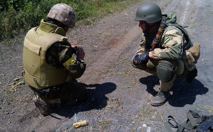 Боевики при отступлении минируют дороги: фото из Славянска