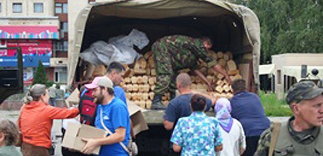 Помощь в Славянск будут возить, пока не заработают магазины - МВД - Фото