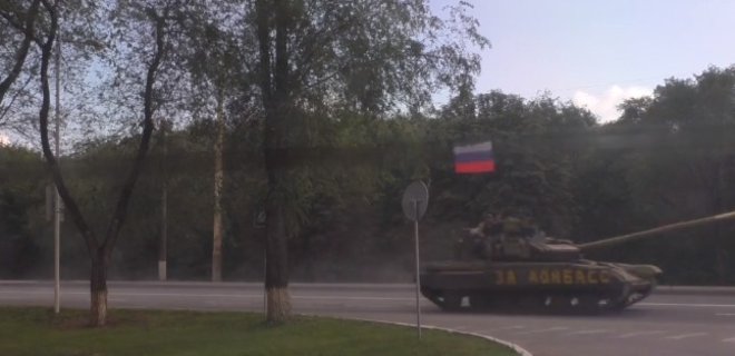 Колонны танков с российскими флагами прошли в Луганск - АТО - Фото