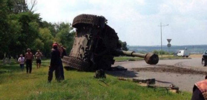 В России перевернулся танк, который везли к украинской границе - Фото