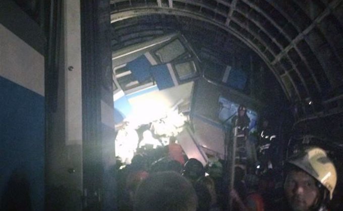 Авария в московском метро: разбитые вагоны и люди в тоннеле