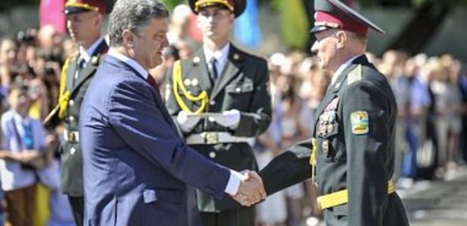 Порошенко наградил военнослужащих, отличившихся во время АТО  - Фото